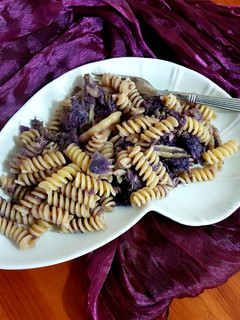 Foto di Pasta al tonno, cavolo viola, olive e capperi