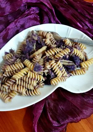 Foto di Pasta al tonno, cavolo viola, olive e capperi