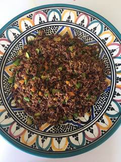 Foto di Insalata di riso rosso jasmin integrale con verdure di stagione