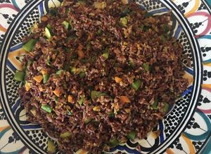 Foto di Insalata di riso rosso jasmin integrale con verdure di stagione