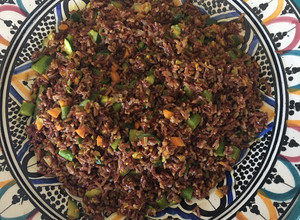 Foto di Insalata di riso rosso jasmin integrale con verdure di stagione