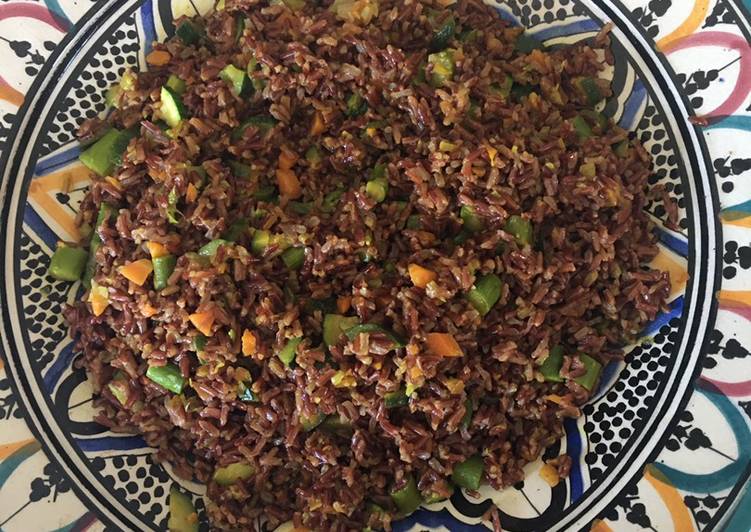 Insalata di riso rosso jasmin integrale con verdure di stagione