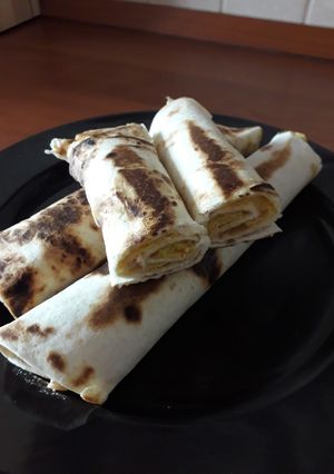 Körözöttel töltött tojásos tortilla tekercs recept fotója