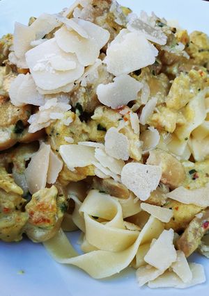 Une photo de Tagliatelles poulet lait de coco champignons et parmesan