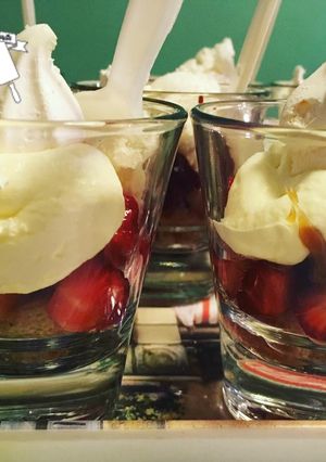 Una foto de Pavlova en vasos