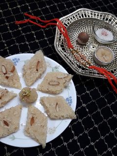 खोबर्याची बर्फी (khobryachi barfi recipe in marathi) रेसिपी चे मुख्य फोटो 