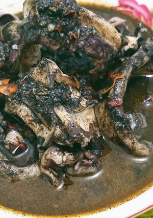 Foto resep Cumi item pedas (resep almh.Eumak ku)
