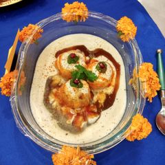 A picture of Dahi Bhalle.