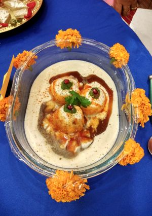 A picture of Dahi Bhalle.