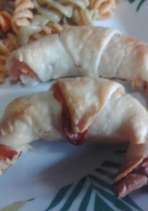 Una foto de Medialunas de jamón y queso