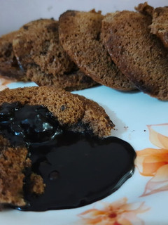 चॉकलेट लावा इडली (chocolate lava idli recipe in Hindi) रेसिपी मुख्य फोटो