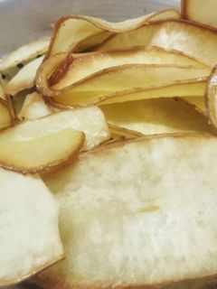 குச்சி கிழங்கு சிப்ஸ்(kuchi kilangu chips recipe in tamil) செய்முறை முக்கிய புகைப்படம்