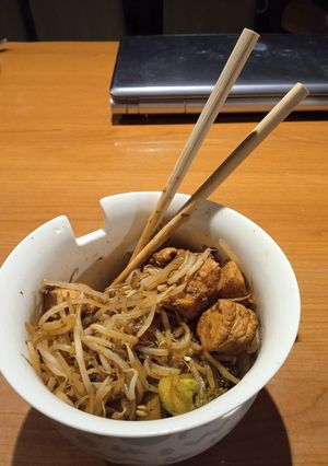 Una foto de Teppanyaki de pollo y verduras