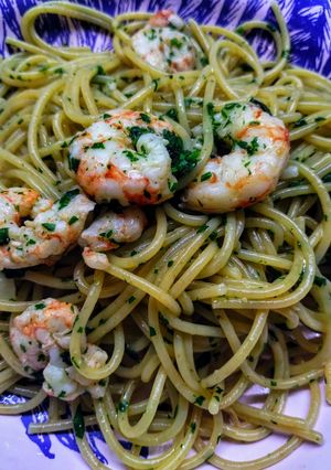Una foto de Spaghetti con camarones 🍤🍸