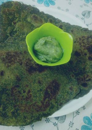 A picture of Healthy palak parathey.