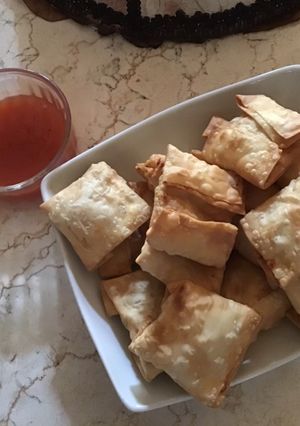 Foto resep Pangsit goreng isi ayam dan saus asam manis pedas