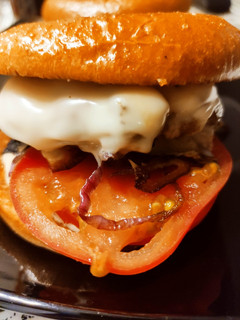 Una foto de Hamburguesa de ternera en pan brioche con mayonesa de yakiniku