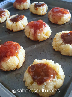 Una foto de 🍪🥥🍓Pepas de coco con dulce de leche y dulce de frutilla en la flip
