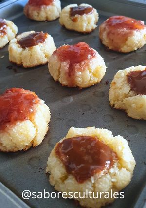 Una foto de 🍪🥥🍓Pepas de coco con dulce de leche y dulce de frutilla en la flip