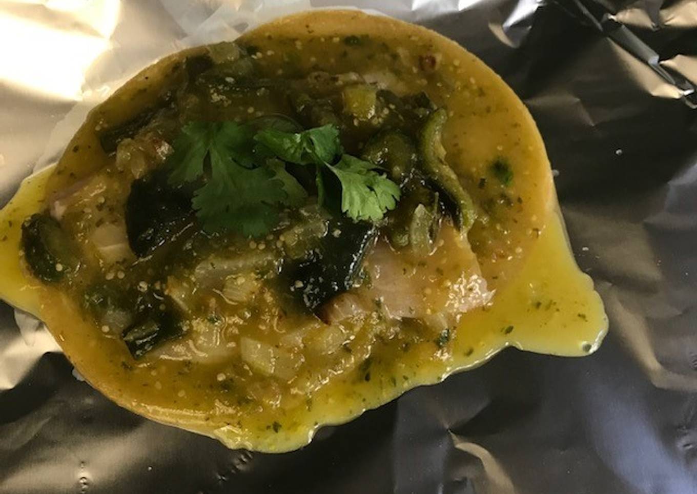 PESCADO EMPAPELADO EN SALSA VERDE CON CHILE POBLANO ©