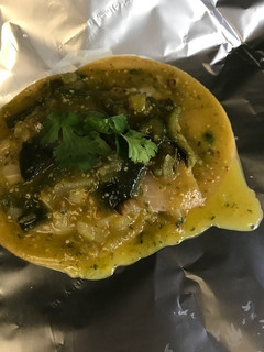 Una foto de PESCADO EMPAPELADO EN SALSA VERDE CON CHILE POBLANO ©