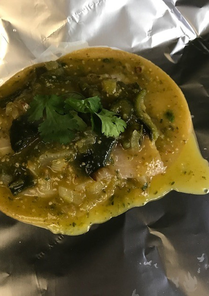 Una foto de PESCADO EMPAPELADO EN SALSA VERDE CON CHILE POBLANO ©