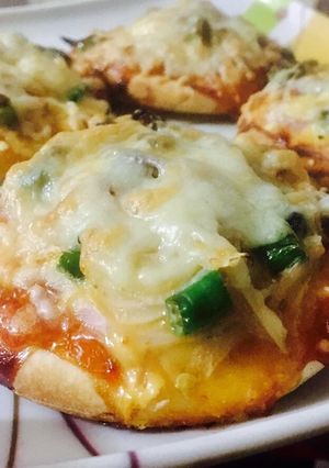 A picture of Mini egg pizza.