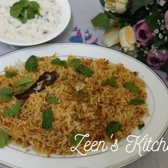 A picture of Hyderabadi Kachchi Akhni Mutton and Chicken Dum Biryani.