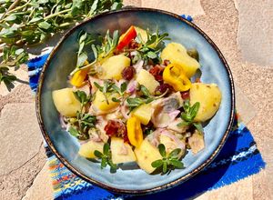 Une photo de Salade de pommes de terre tièdes, harengs fumés et pourpiers