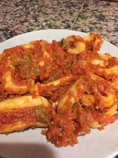 Una foto de Anillas de calamar con tomate
