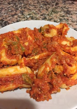 Una foto de Anillas de calamar con tomate