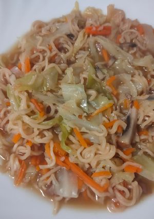 Una foto de Sopa de noodles y verduras