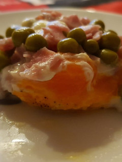 Una foto de Huevo con guisantes, pavo y queso en Ovo