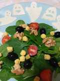 Ensalada con fantasmitos de queso