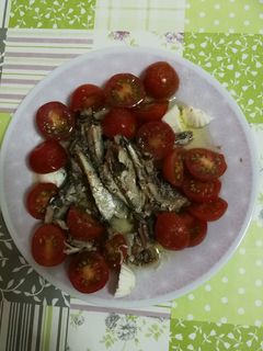 Una foto de Sardinillas con tomate cherry y bolitas de queso fresco