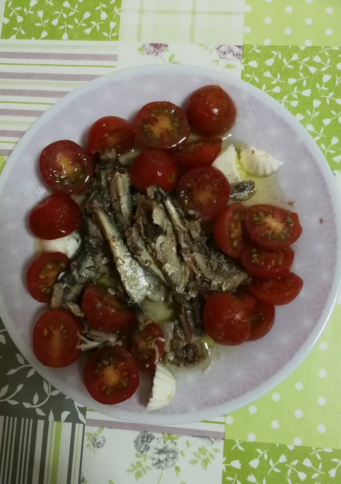 Una foto de Sardinillas con tomate cherry y bolitas de queso fresco