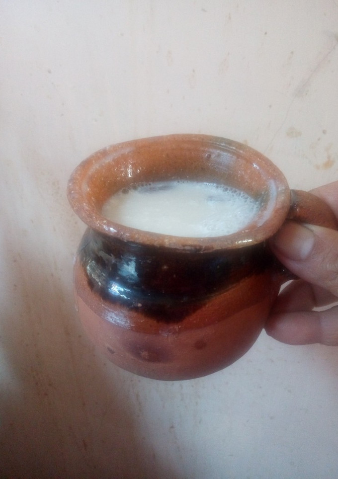 Una foto de Atole de maíz con guayaba