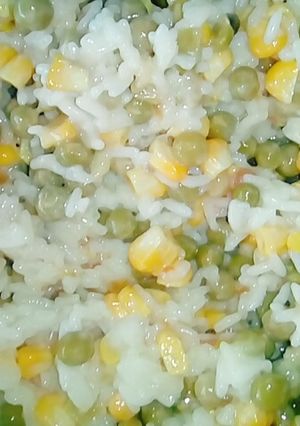 Una foto de Relleno de arroz, choclo, arvejas y aceitunas para tomates