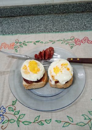 Una foto de Tapas de chorizo colorado y huevo, fritos