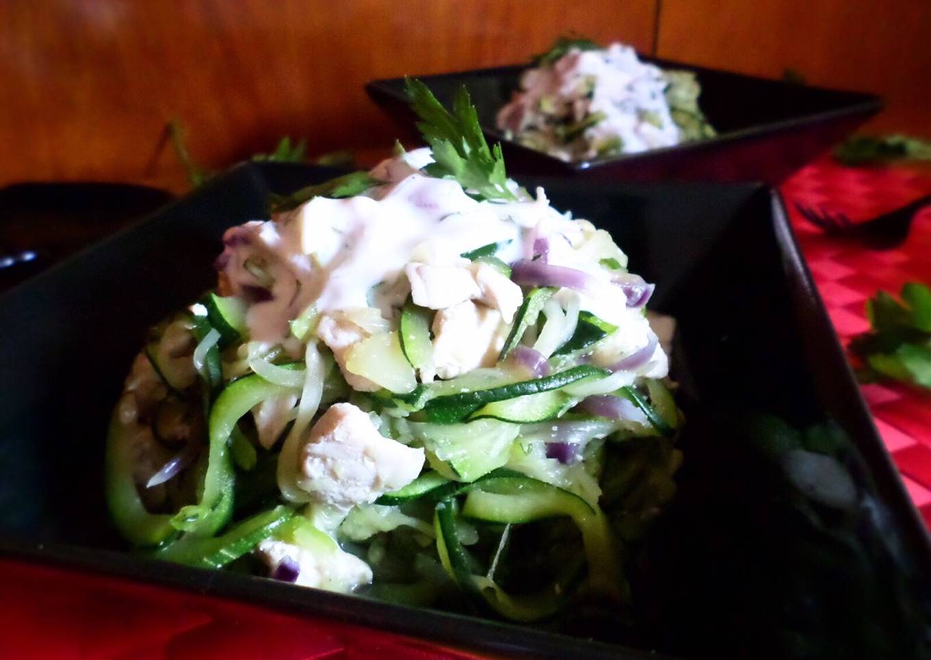 Espaguetis de calabacín con pollo y salsa de yogur