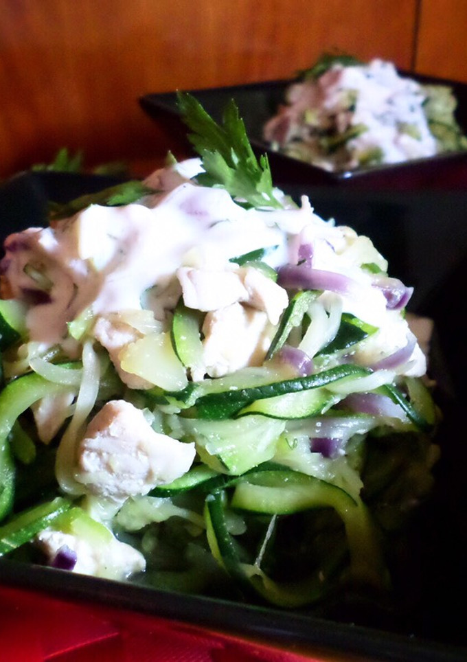 Una foto de Espaguetis de calabacín con pollo y salsa de yogur