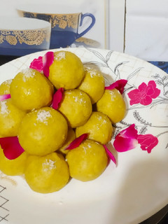 बेसन के लड्डू (besan ke ladoo recipe in Hindi) रेसिपी मुख्य फोटो