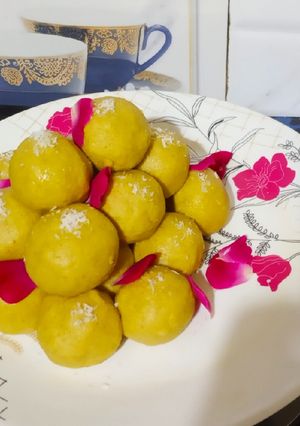 बेसन के लड्डू (besan ke ladoo recipe in Hindi) रेसिपी मुख्य फोटो
