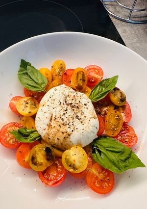 รูปของ Tomato and Burrata Salad