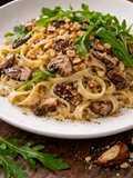 Fettuccine ao Creme de Alho Assado com Cogumelos e Castanha-do-Pará