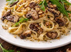 Foto de Fettuccine ao Creme de Alho Assado com Cogumelos e Castanha-do-Pará