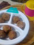 Bombitas de carne y arvejas acompañadas de jugo de naranja