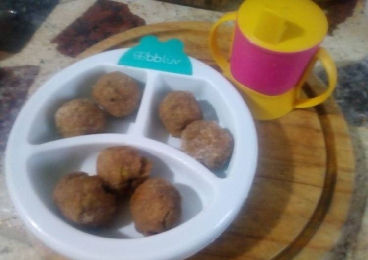 Bombitas de carne y arvejas acompañadas de jugo de naranja