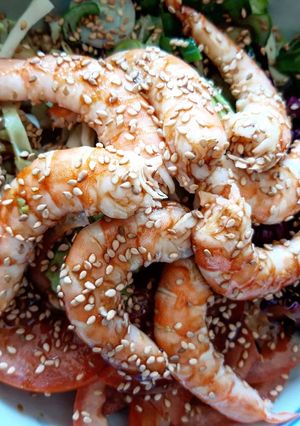Une photo de Salade bowl de choux, porridge et crevettes