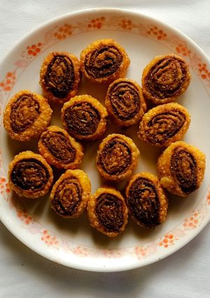 क्रिस्पी बाकरवडी (bakarvadi recipe in marathi) रेसिपी चे मुख्य फोटो